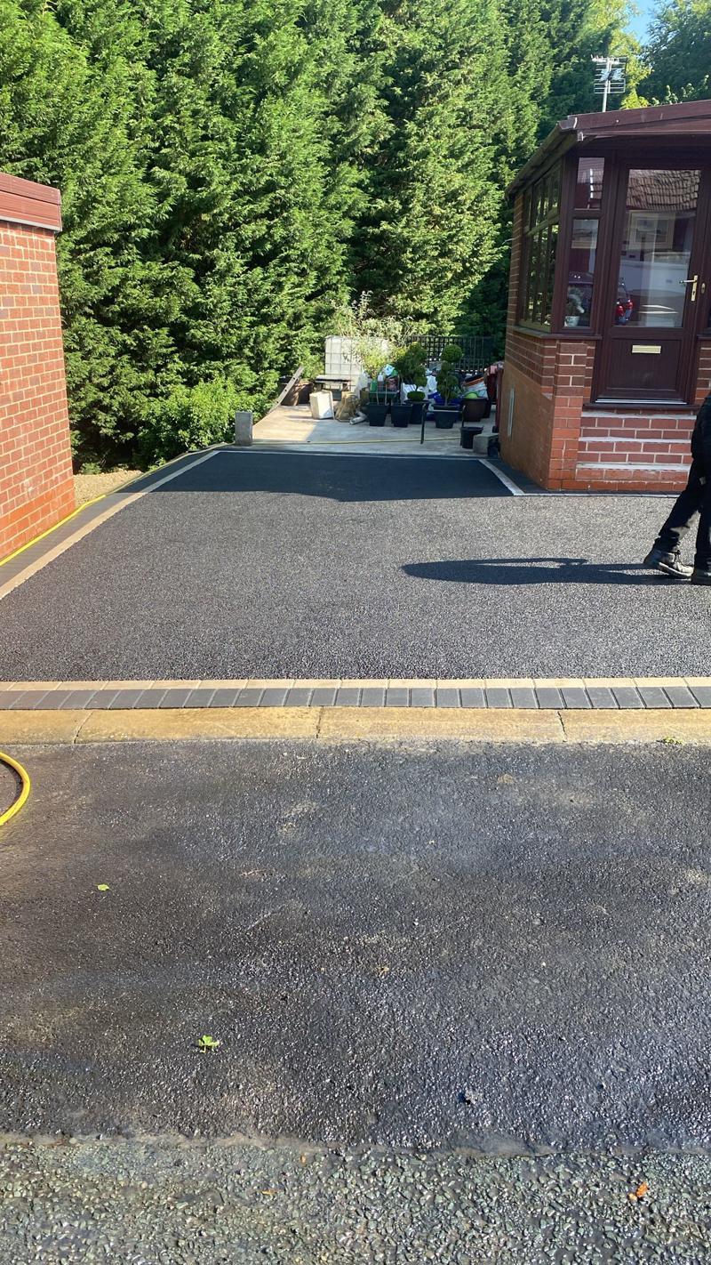 Tarmac driveway with a block paved apron meeting the pavement